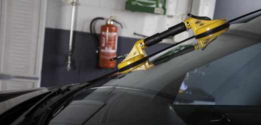 A Guide to Repairing or Replacing Your Windshield: Tips for Making the Right Choice