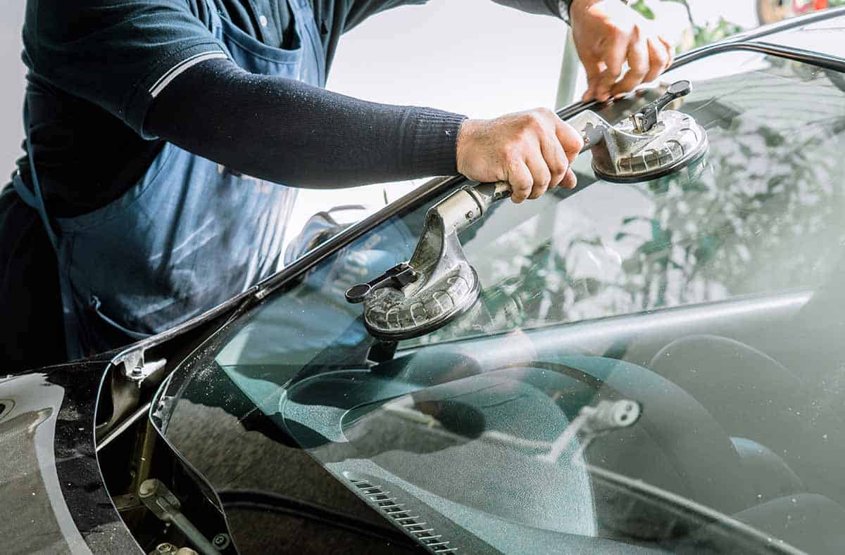 A Guide to Mobile Auto Glass Replacement Services in Miami